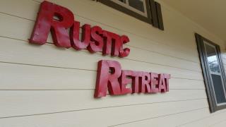 rustic_retreat_sign